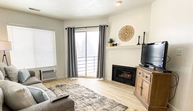 Inn Building Condo #213 Pet friendly, Patio view!