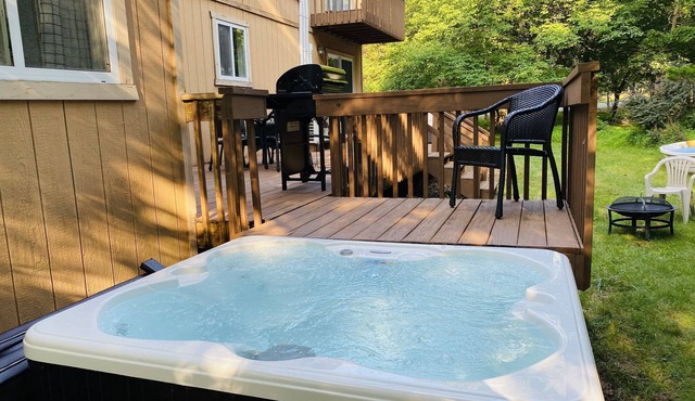 Inn Kognito 4 Modern Farmhouse, Fireplace, HOT TUB, Sauna, Fire Pit, game room
