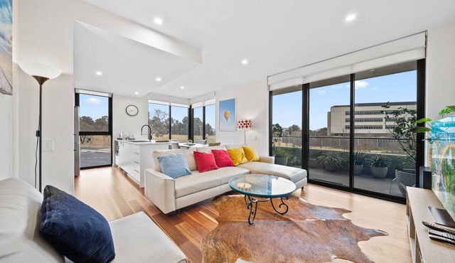 Inner-City 2-Bed with Large Balcony, Garden & Gym