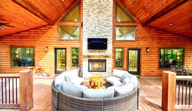 Inner Peace Luxury Cabin Retreat with Hot Tub & Firepit Swings