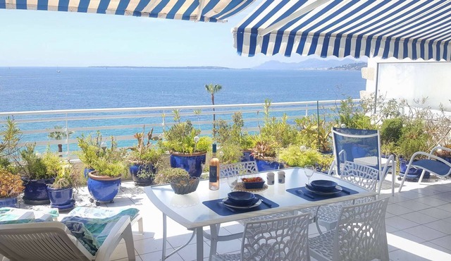 INOUBLIABLE ! 2 p SEAFRONT, 50m2 TERRACE Private parking, air-conditioning;