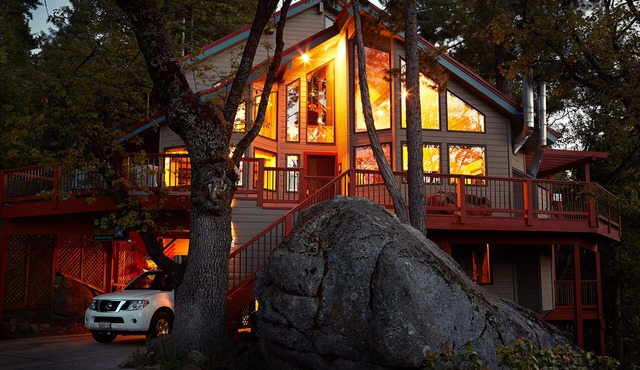 Inside Yosemite N.P. Gates, our luxury home is minutes from valley attractions.