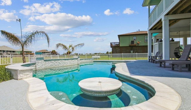 Insta-ahhh | Multiple Balconies, Private Pool!