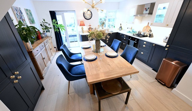 Interior designed large 3 bedroom house with parking near Richmond station