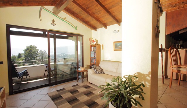 Intimate apartment with terrace overlooking the lake, garden and air conditioning