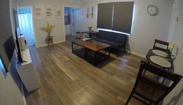 Intimate Cottage Close to Downtown and Beaches