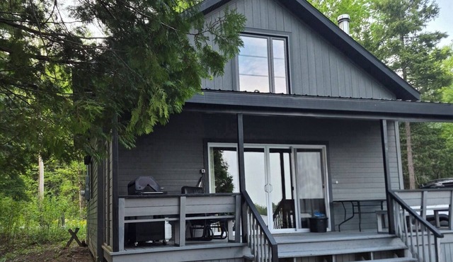 Intimate, enchanting lakeside haven with spa. Pets allowed