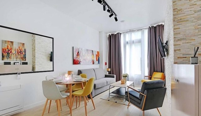 Intimate Flat w/A/C & Jacuzzi - 2BR/6P Montmartre