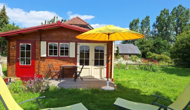 Intimate, sunny châlet for 2 people in southern Normandy