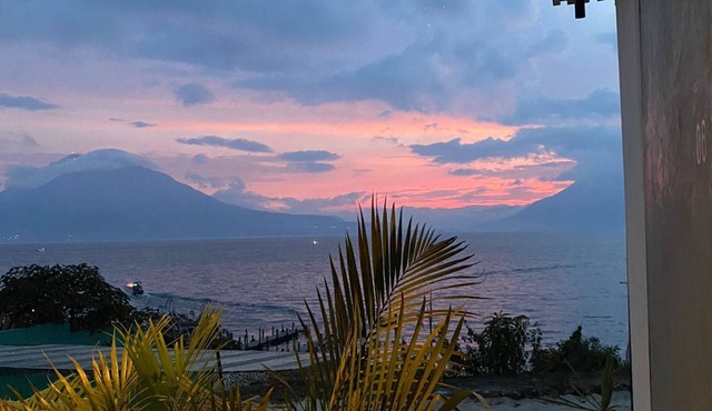 Intimate Lake-Side Cabins- 2 min from clubs, Private Beach