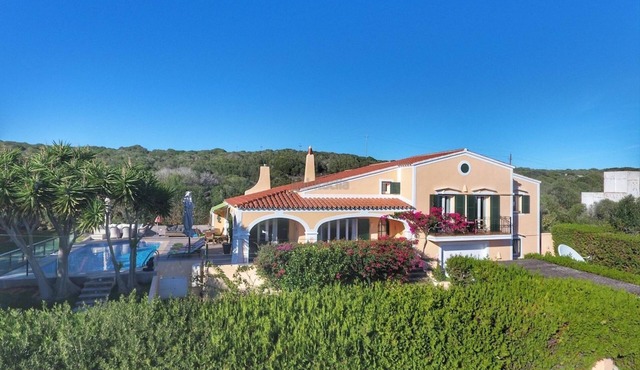 Intimate luxury villa 5 minutes' walk from the beach in a quiet location