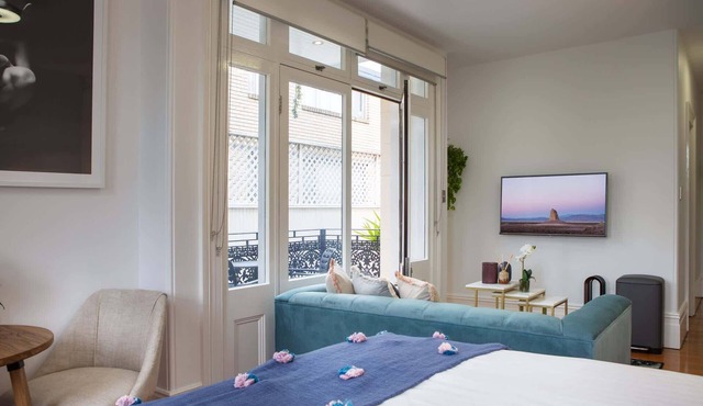 Intimate Studio Apartment with Balcony in Glebe