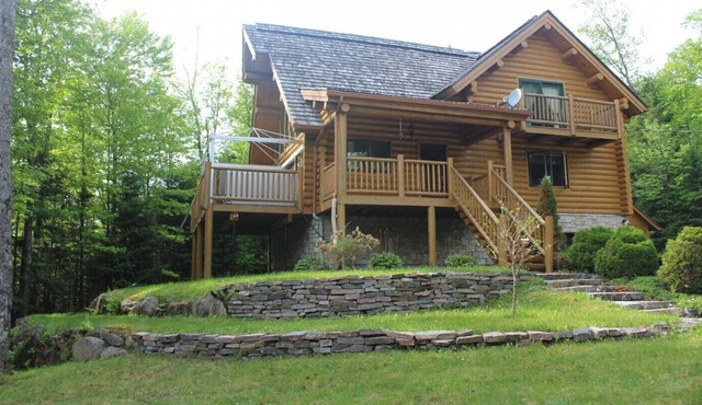 Inviting and relaxing log home close to Tremblant