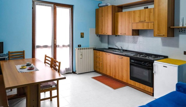 Inviting 1-Bed Apartment with Box and seeviews