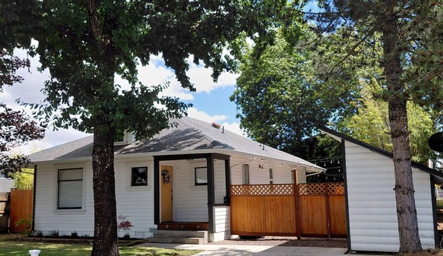 Inviting 2-bedroom, 1-bathroom house with large backyard and WiFi in Corvallis