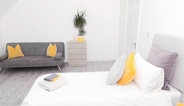 Inviting 3-Bed Apartment in Bromley