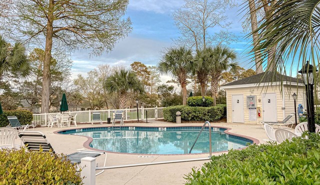 Inviting 3rd floor condo with pool, fitness area, golf, central AC, & W/D