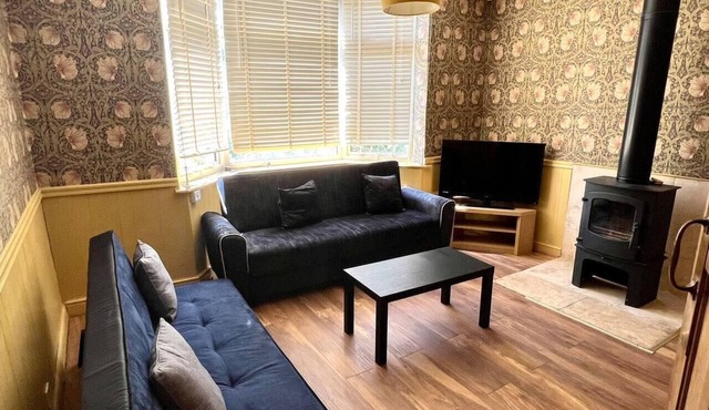 Inviting 4-Bed House near Heathrow w/Fireplace