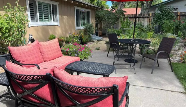 Inviting and relaxing 2 bed 1 bath home in a lovely quiet neighborhood.
