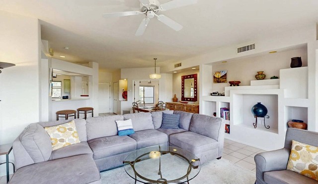 Inviting condo with balcony & clubhouse amenity access