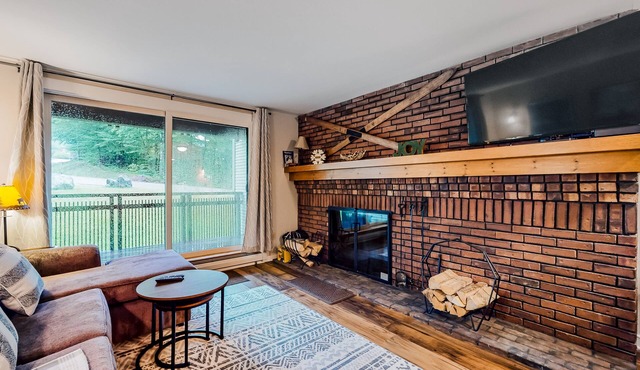 Inviting condo with skiing, pool, hot tub, tennis, fireplace & W/D