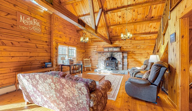 Inviting dog-friendly cabin on 23 acres - sauna, skiing, firepit, & washer/dryer
