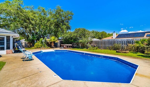 Inviting dog-friendly home with pool hot tub enclosed yard & WD