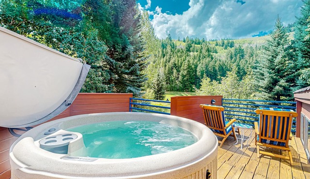 Inviting getaway with private hot tub, fireplace, firepit & on-site pool/tennis
