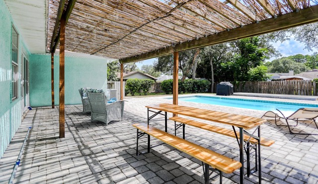 Inviting hideaway with private pool, central AC, WiFi & W/D - near beach & golf