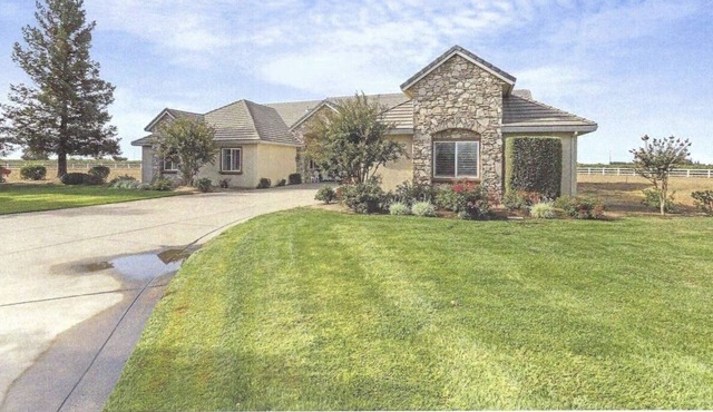 Inviting Home on 2.5 acres, Near Vineyards