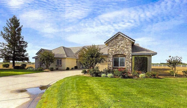 Inviting Home on 2.5 acres, Near Vineyards