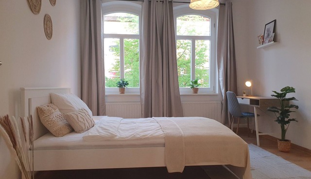 Inviting, light-flooded 2-room apartment, lovingly decorated awaits you.