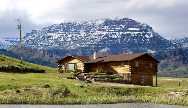 Inviting Log Home in Quiet Valley near Yellowstone