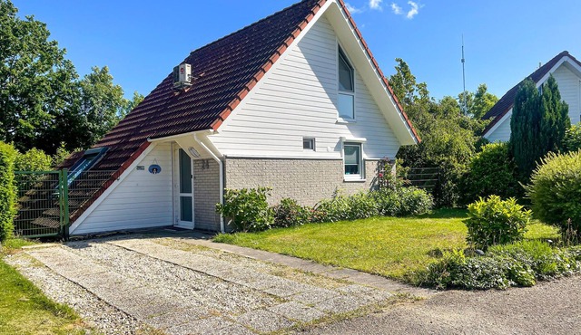 Inviting, quietly located cottage with various family-friendly facilities close to the house.