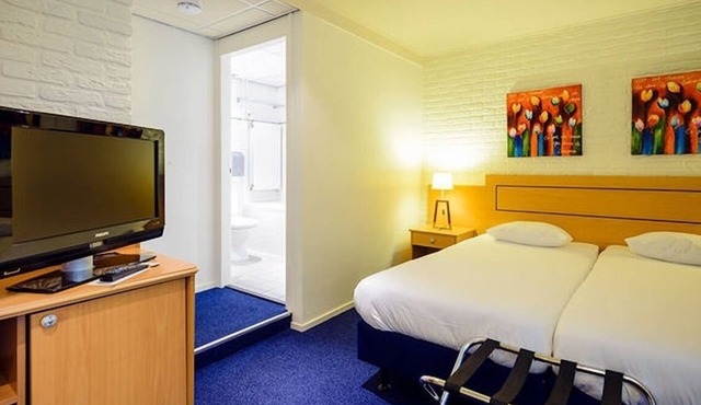 Inviting Room Perfect for Relaxation and Comfort with Indoor Swimming Pool