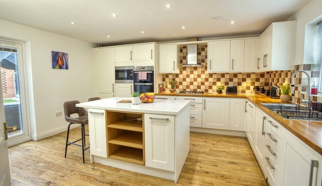 Inviting & Spacious Home | Free Parking | Hospital