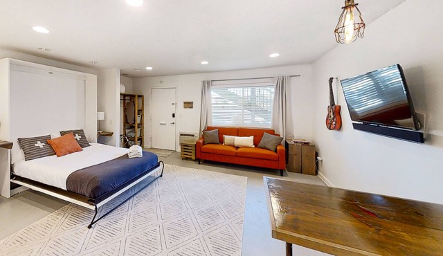 Inviting studio with kitchenette, central AC, fast WiFi, & washer/dryer