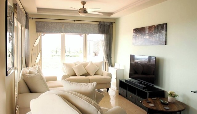 IRINI - Superior Three-Bedroom Luxury Apartment, Just 13 Minute's from Paphos