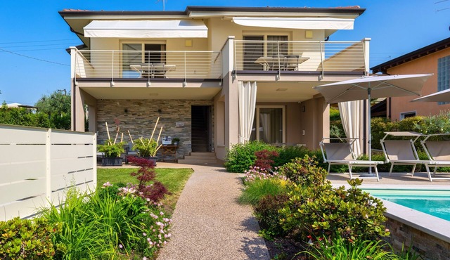 "IRIS" Charming Apartment with Pool in Lazise on Lake Garda