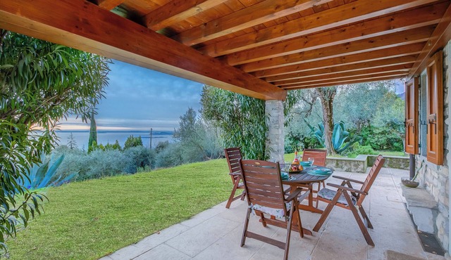 Iris House -Lakeview & Shared Pool, Toscolano Maderno, Italy