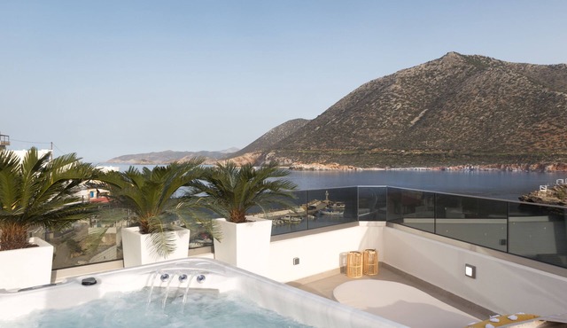 Iris Luxury Home, beachfront with jacuzzi in Mpali