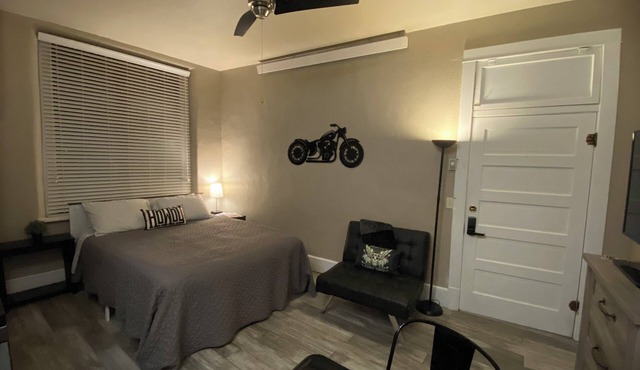 Iron Rider Studio - Couples Motorcycle Theme Loft Walkable Downtown Hot Springs