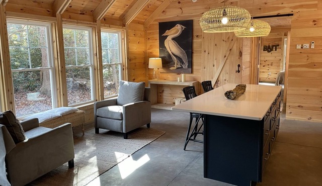 Irvington woodsy privacy, easy walk to shops and restaurants and The Tides