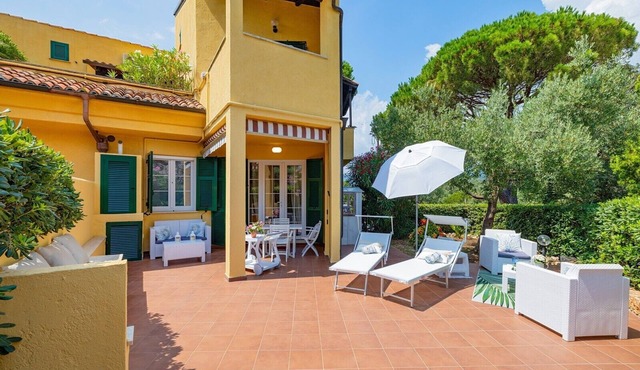 Isabel Beach and Bike Apartment with Private Garden and Wi-Fi