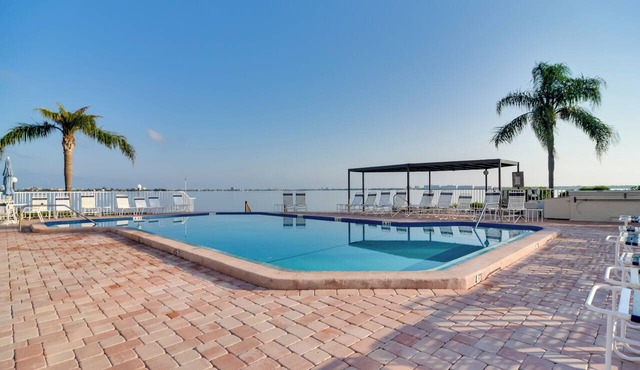 Isla Del Sol Condo ~ 2 Miles to St Pete Beach!