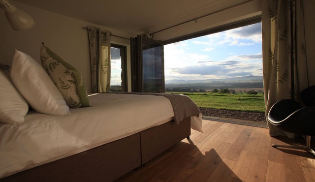 Isla - Steading c/w Pool, Jacuzzi, Tennis and stunning views of the Cairngorms