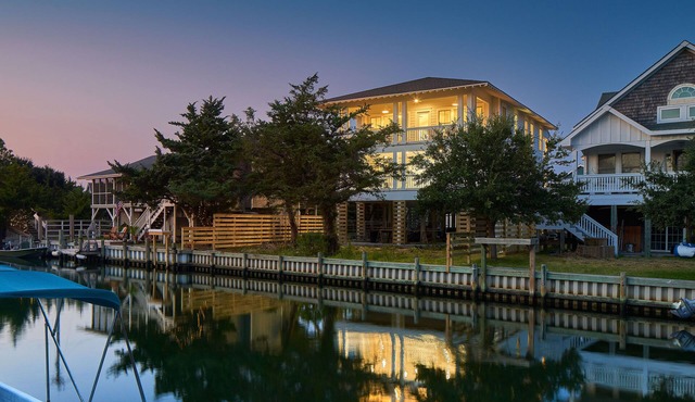 Island House: Dog friendly, 3-stop elevator, screen porch, canalfront, boat dock