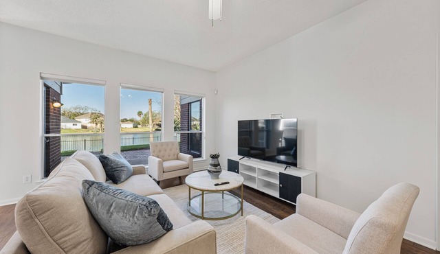Ist Floor BR｜Newly Renovated 4B｜Workspace｜Lake View｜Lush Backyard #42282