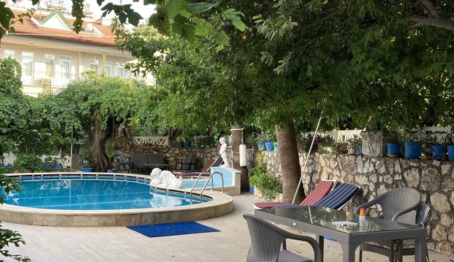 It is located central in marmaris. The flat is animal friendly.