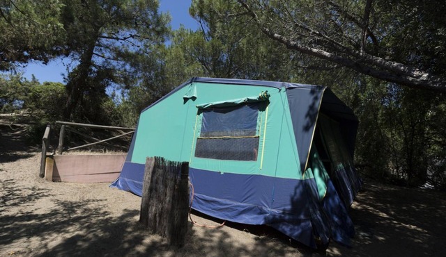 Tent Navajo 4/6 beds: Tent equipped of about 25mq with 3 bedrooms (a matrimonial bedroom and 2 small bedrooms with 2 beds, a lounge with a kitchen equipped with cooker, fridge, saucepans, cutlery and all the necessary for cooking.If you wish to travel in